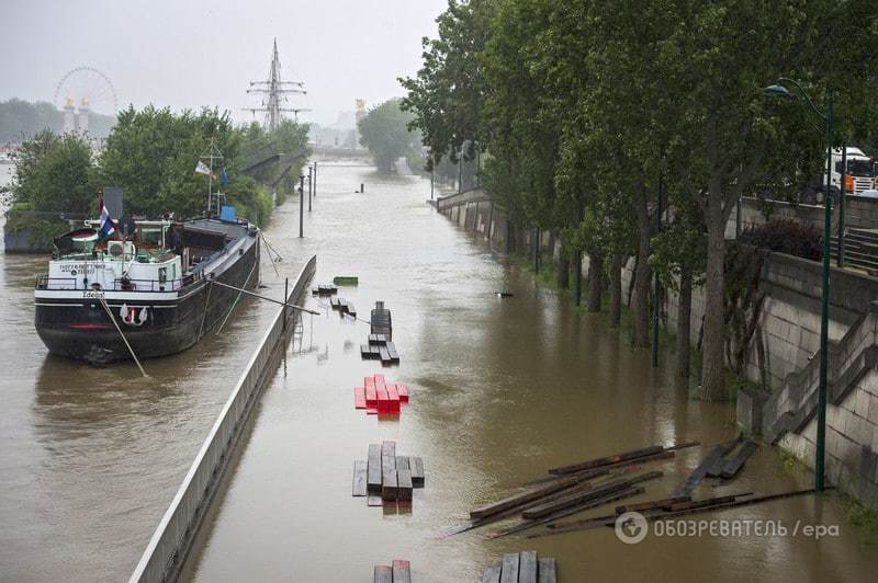 Париж під водою: через рекордну повінь закрили Лувр і метро