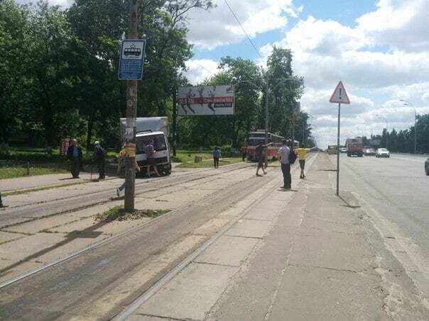 ЧП произошло на Харьковском шоссе возле остановки "Бульвар Ярослава Гашека"