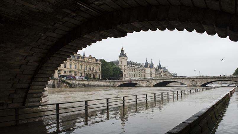 Зуаву по колено: Париж уходит под воду. Опубликованы фото