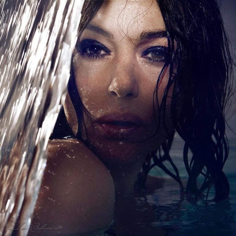 Неувядающая красота: Моника Беллуччи снялась в откровенной фотоссесии в бассейне