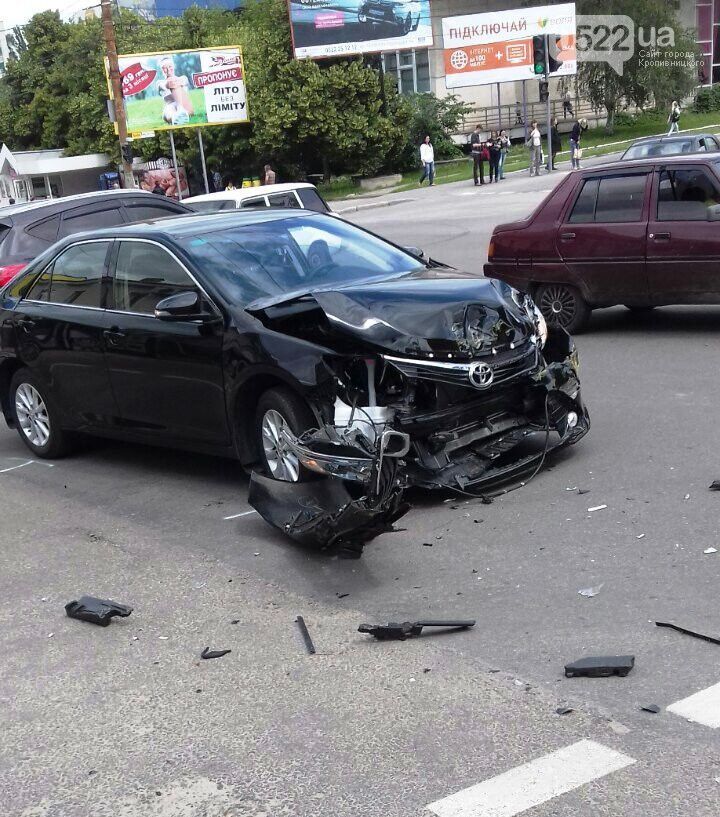 В Кировограде "Toyota" попала под "пресс" маршрутки. Фото