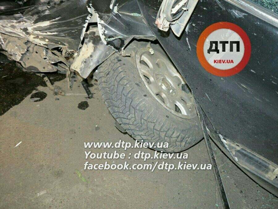 У Києві водій на Audi жорстко протаранив Acura і втік із місця ДТП