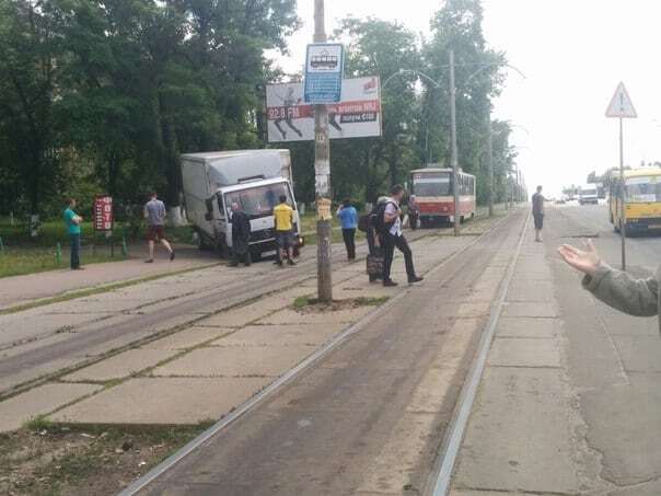 ЧП произошло на Харьковском шоссе возле остановки "Бульвар Ярослава Гашека"