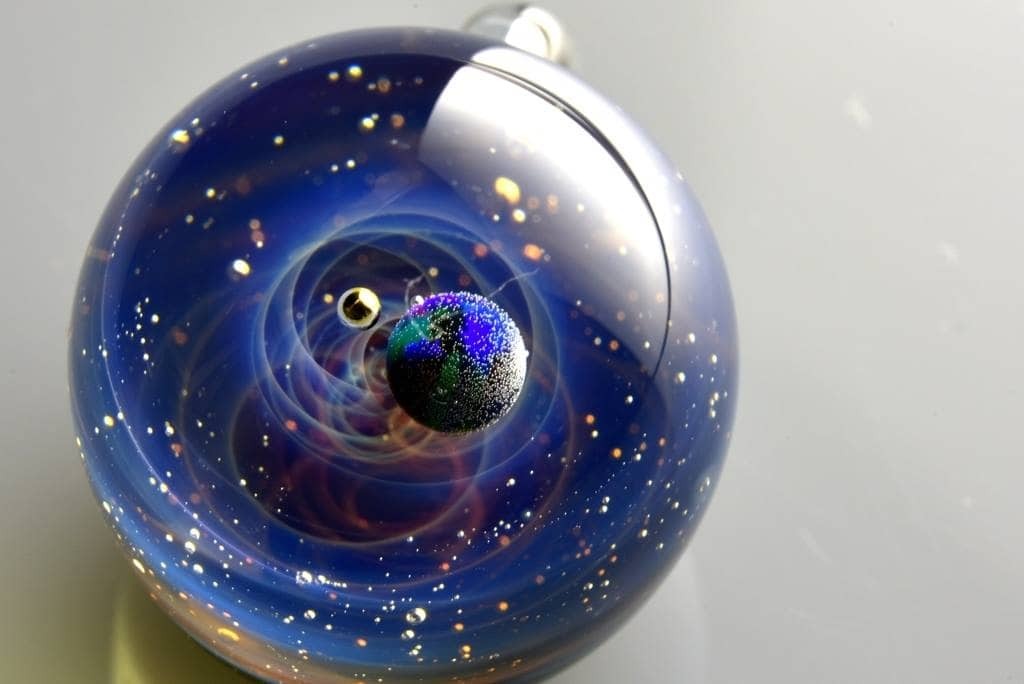 Миниатюрные вселенные: удивительные украшения мастера из Японии