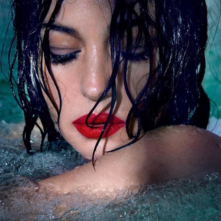 Неувядающая красота: Моника Беллуччи снялась в откровенной фотоссесии в бассейне
