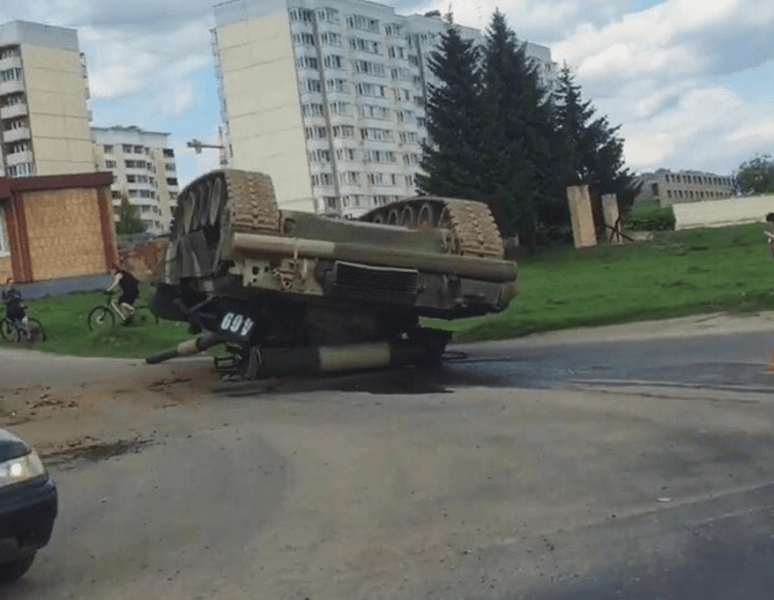 "Ехал, ехал – приуныл": в России перевернулся танк. Фоторепортаж