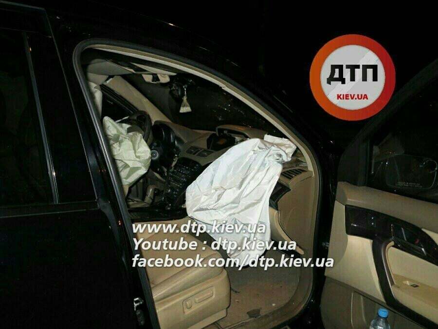 В Киеве водитель на Audi жестко протаранил Acura и бежал с места ДТП