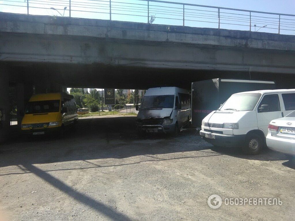 В Киеве подожгли маршрутку с водителем