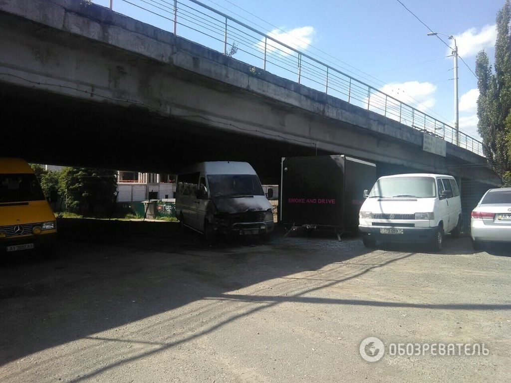 В Киеве подожгли маршрутку с водителем: опубликованы фото