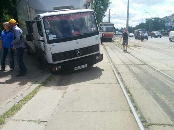 ЧП произошло на Харьковском шоссе возле остановки "Бульвар Ярослава Гашека"