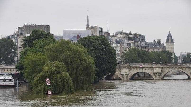 Зуаву по колено: Париж уходит под воду. Опубликованы фото