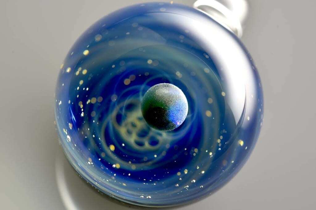 Миниатюрные вселенные: удивительные украшения мастера из Японии