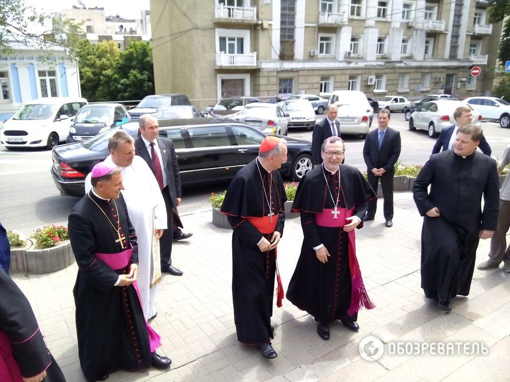Кардинал и нищие: "заместитель" Франциска встретился с малоимущими Киева