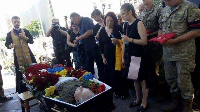 В Киеве сотни людей простились с погибшим на Донбассе бойцом "Айдара": опубликованы фото