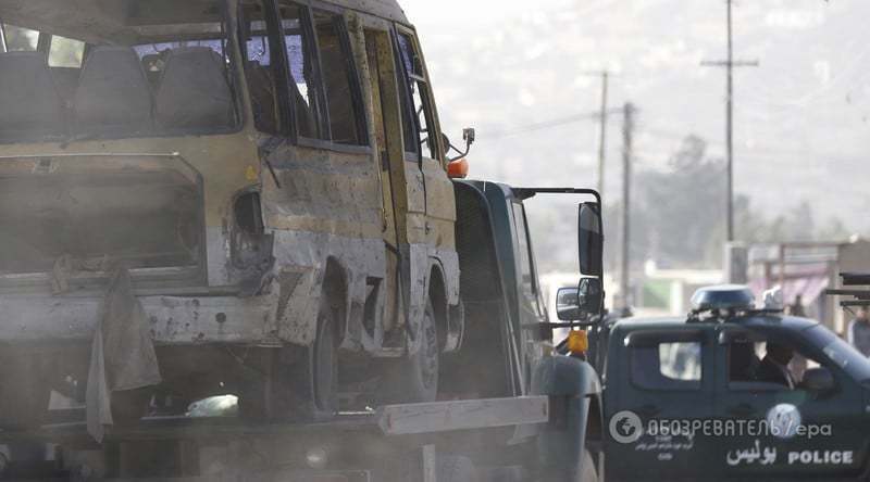 Більше 20 "швидких": в Афганістані підірвали мікроавтобус, є загиблі і поранені