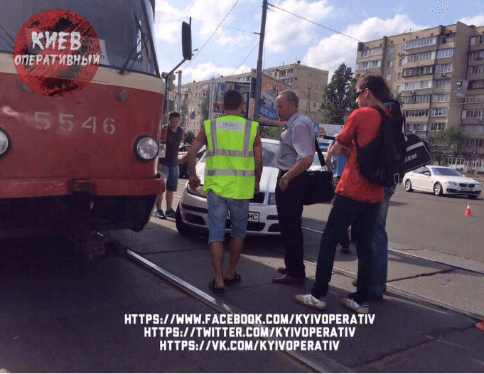 На Оболони Skoda подрезала трамвай: опубликованы фото