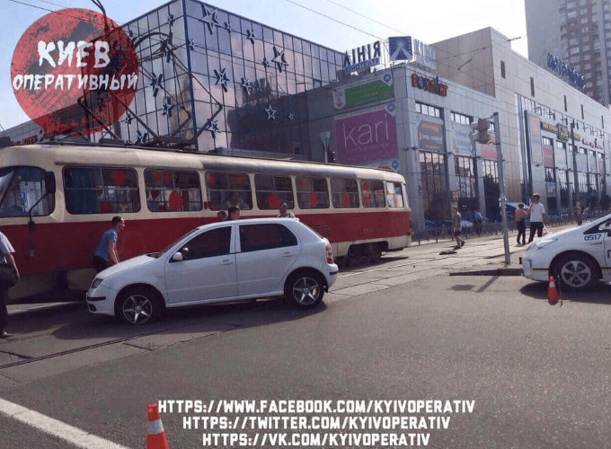 На Оболони Skoda подрезала трамвай: опубликованы фото
