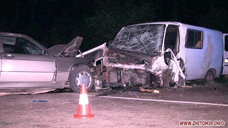 У Житомирі Mercedes зіткнувся з мікроавтобусом: є загиблий, 7 постраждалих