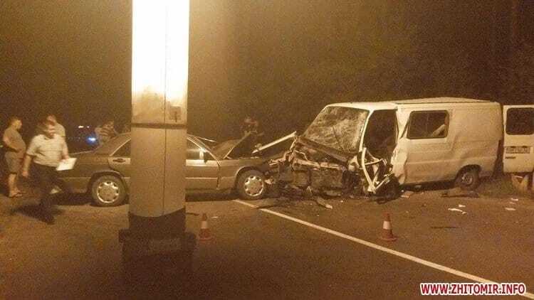 В Житомире Mercedes столкнулся с микроавтобусом: есть погибший, 7 пострадавших