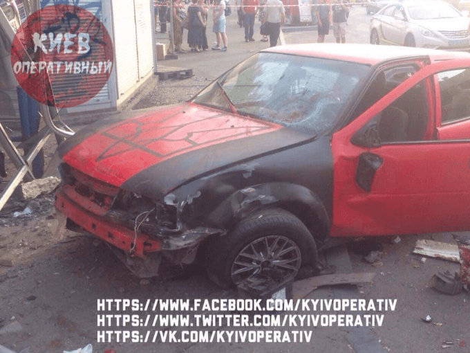 Страшна ДТП у Києві: Opel влетів у зупинку