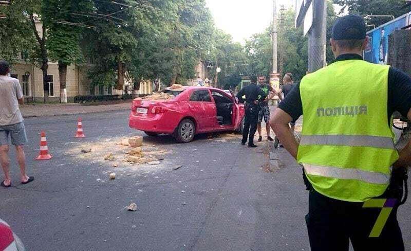 В Одессе пьяный 17-летний водитель влетел в забор военного госпиталя. Опубликованы фото