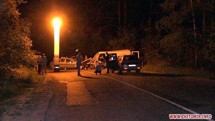 У Житомирі Mercedes зіткнувся з мікроавтобусом: є загиблий, 7 постраждалих