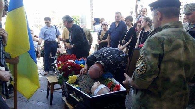 У Києві сотні людей попрощалися із загиблим на Донбасі бійцем "Айдара"