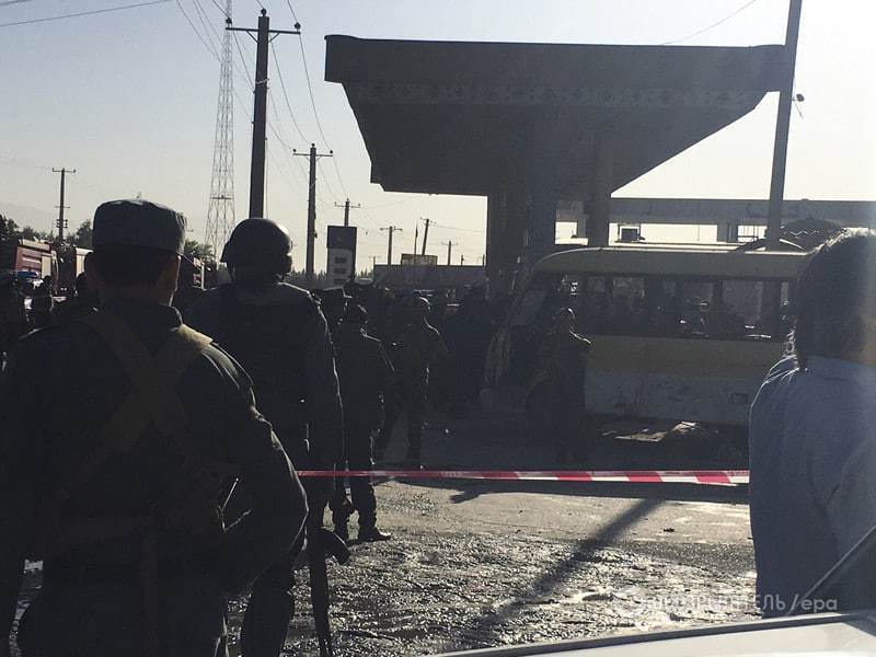 Более 20 "скорых": в Афганистане взорвали микроавтобус, есть погибшие и раненые. Опубликованы фото