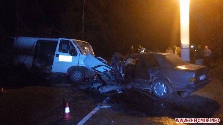 У Житомирі Mercedes зіткнувся з мікроавтобусом: є загиблий, 7 постраждалих