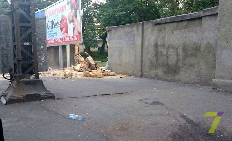 В Одессе пьяный 17-летний водитель влетел в забор военного госпиталя. Опубликованы фото