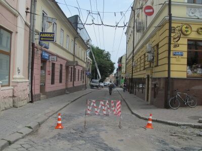 Зупинилися тролейбуси: у центрі Чернівців провалилася дорога. Фото