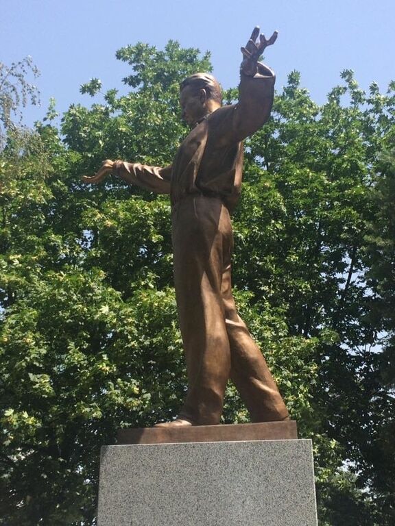 "Знову цвітуть каштани": в Киеве открыли памятник известному поэту