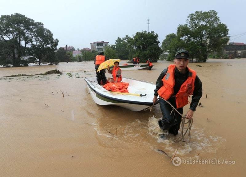 Прорив дамби в Китаї: потужна повінь забрала життя понад 30 осіб