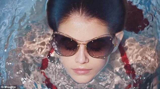 15-летняя дочь Синди Кроуфорд снялась в рекламной кампании в бассейне: фото красотки в купальнике