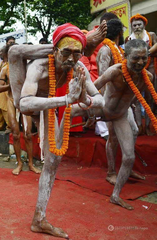 Сказочное умиротворение: в Индии начался яркий фестиваль йоги. Фоторепортаж