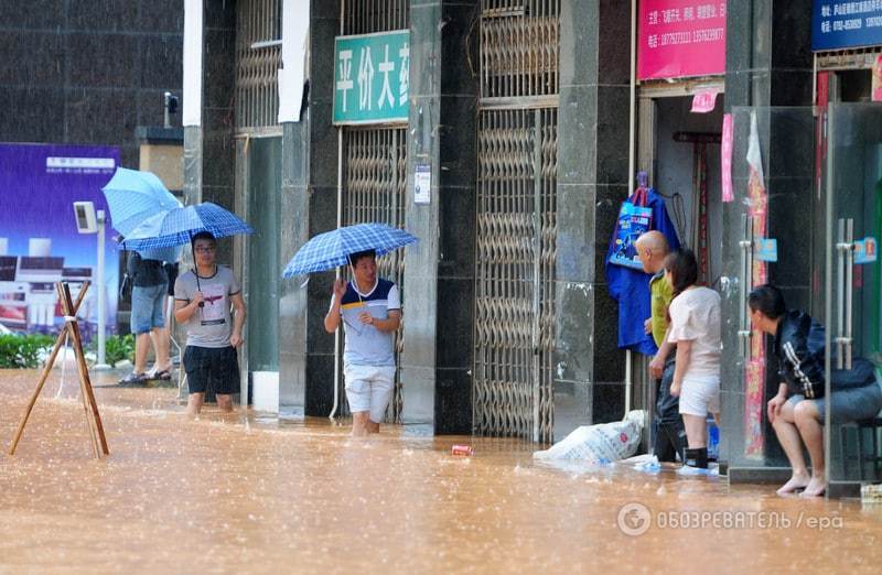 Прорив дамби в Китаї: потужна повінь забрала життя понад 30 осіб