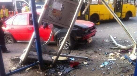 Смертельное ДТП в Киеве: у влетевшего в остановку водителя нашли спецсредства