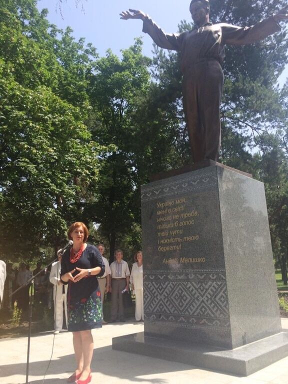 "Знову цвітуть каштани": в Киеве открыли памятник известному поэту