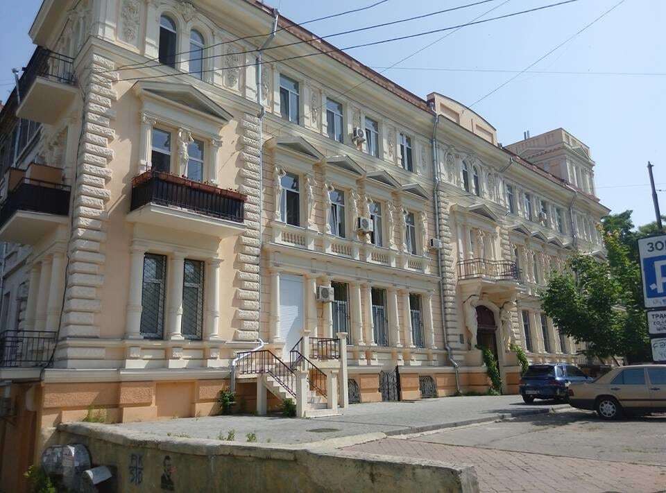 В соцсетях показали, как кондиционеры не вписались в исторический центр Одессы. Опубликованы фото
