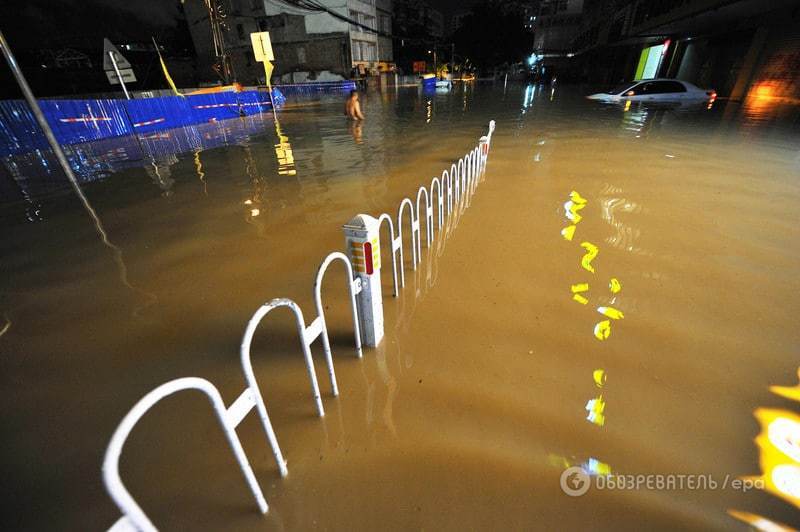 Прорыв дамбы в Китае: мощное наводнение забрало жизни более 30 человек. Опубликованы фото и видео