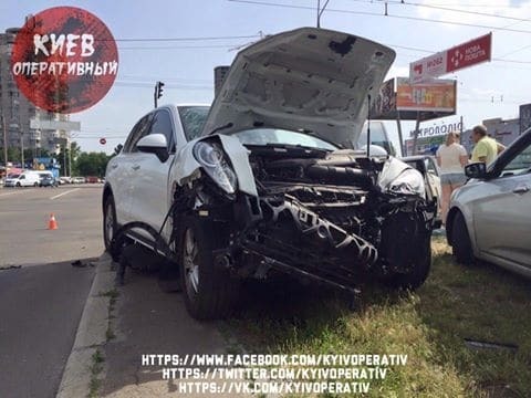 В Киеве девушка на Porsche устроила ДТП на перекрестке: опубликованы фото 