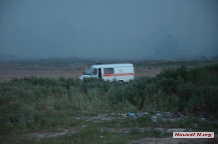 "Ветер несет ядовитый дым на город": в Николаеве загорелась свалка. Опубликованы фото и видео