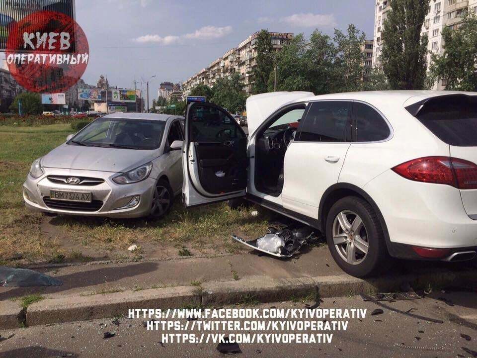 В Киеве девушка на Porsche устроила ДТП на перекрестке: опубликованы фото 