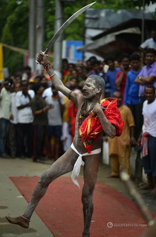 Казкове умиротворення: в Індії почався яскравий фестиваль йоги. Фоторепортаж