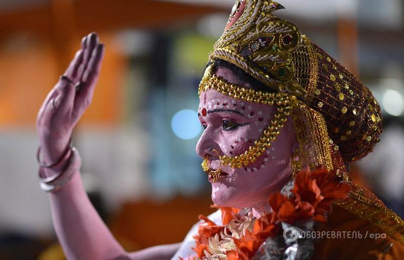 Казкове умиротворення: в Індії почався яскравий фестиваль йоги. Фоторепортаж