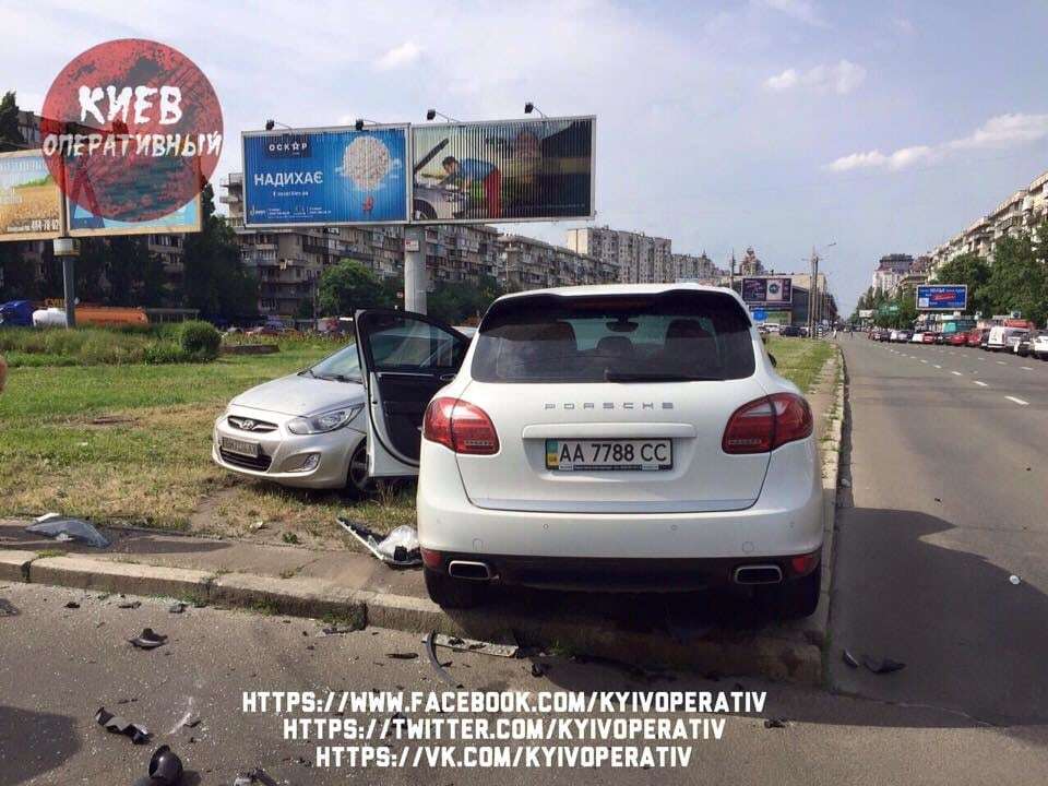 В Киеве девушка на Porsche устроила ДТП на перекрестке: опубликованы фото 