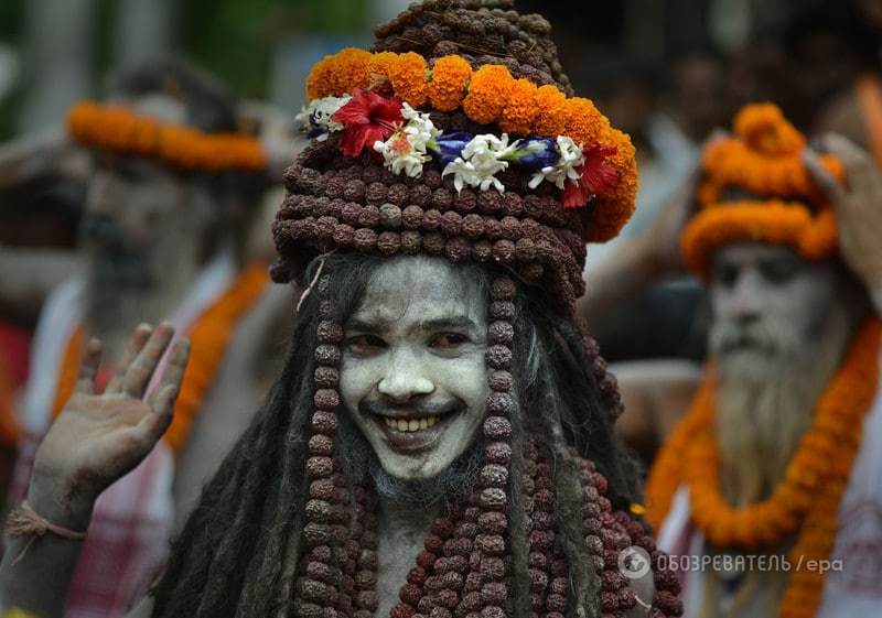 Сказочное умиротворение: в Индии начался яркий фестиваль йоги. Фоторепортаж
