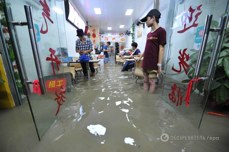 Прорив дамби в Китаї: потужна повінь забрала життя понад 30 осіб