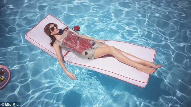 15-летняя дочь Синди Кроуфорд снялась в рекламной кампании в бассейне