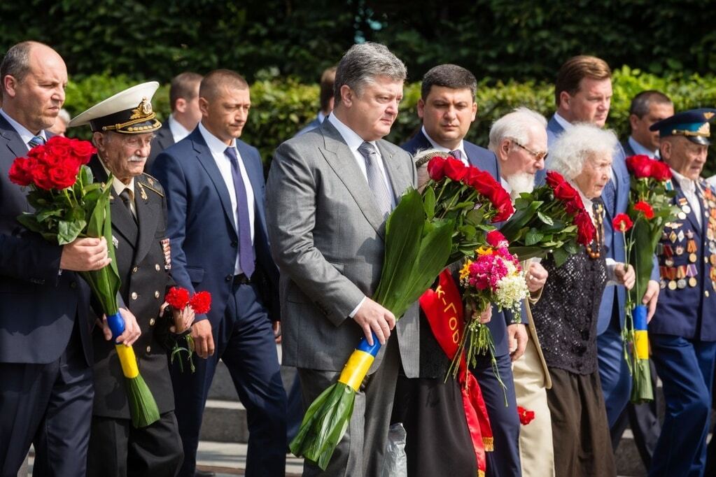 Порошенко возложил цветы к могиле Неизвестного солдата: опубликованы фото и видео